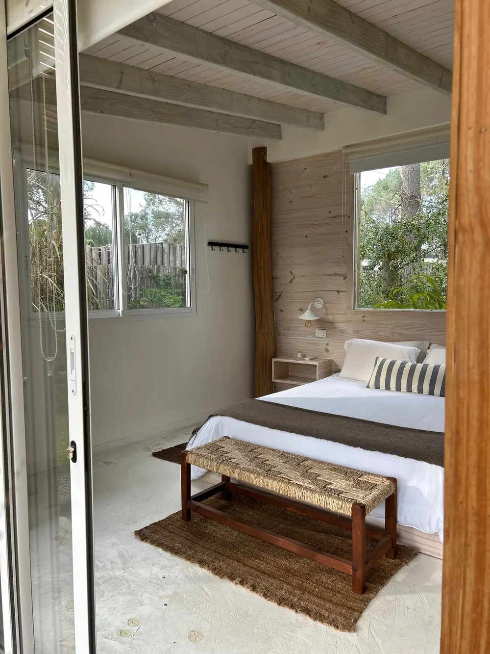 Habitación privada con cama doble y vista al jardín