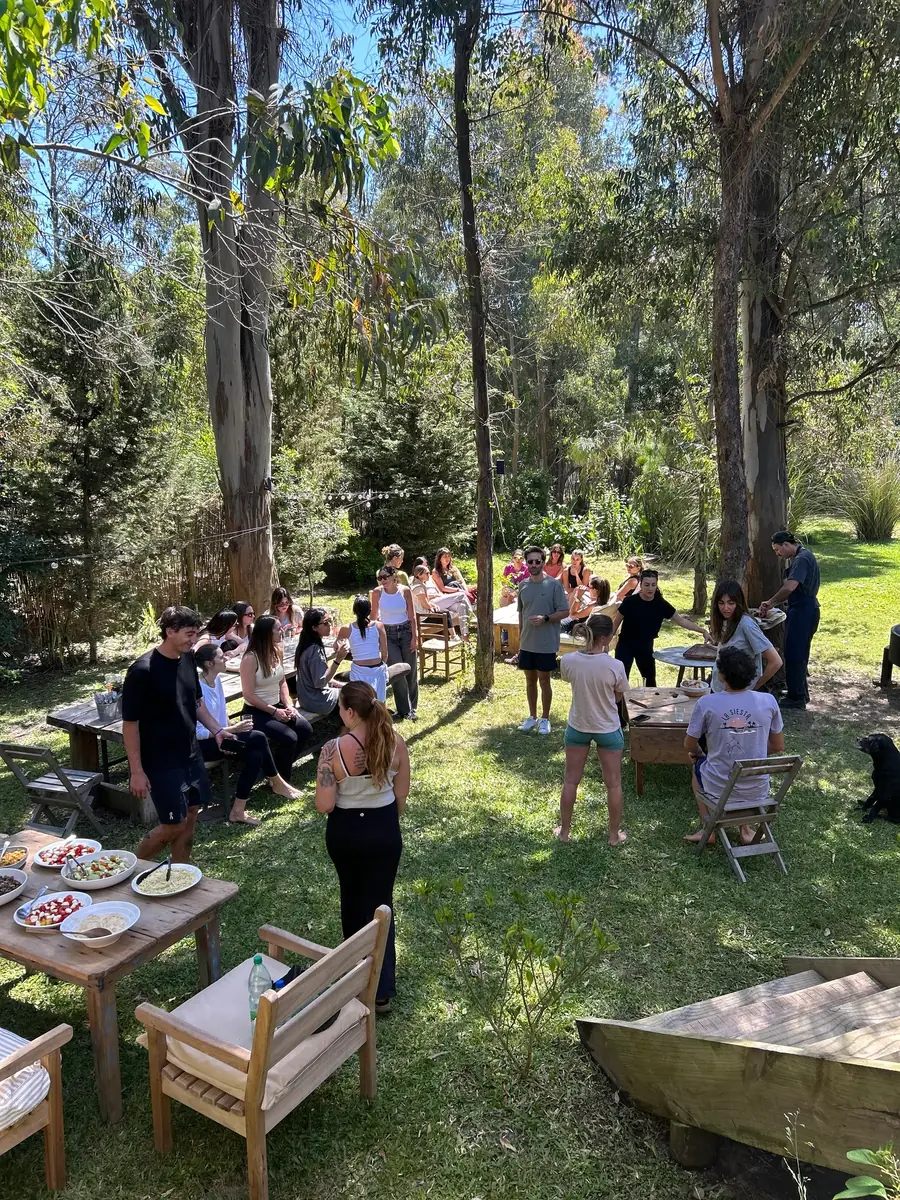 Almuerzo compartido bajo los eucaliptos