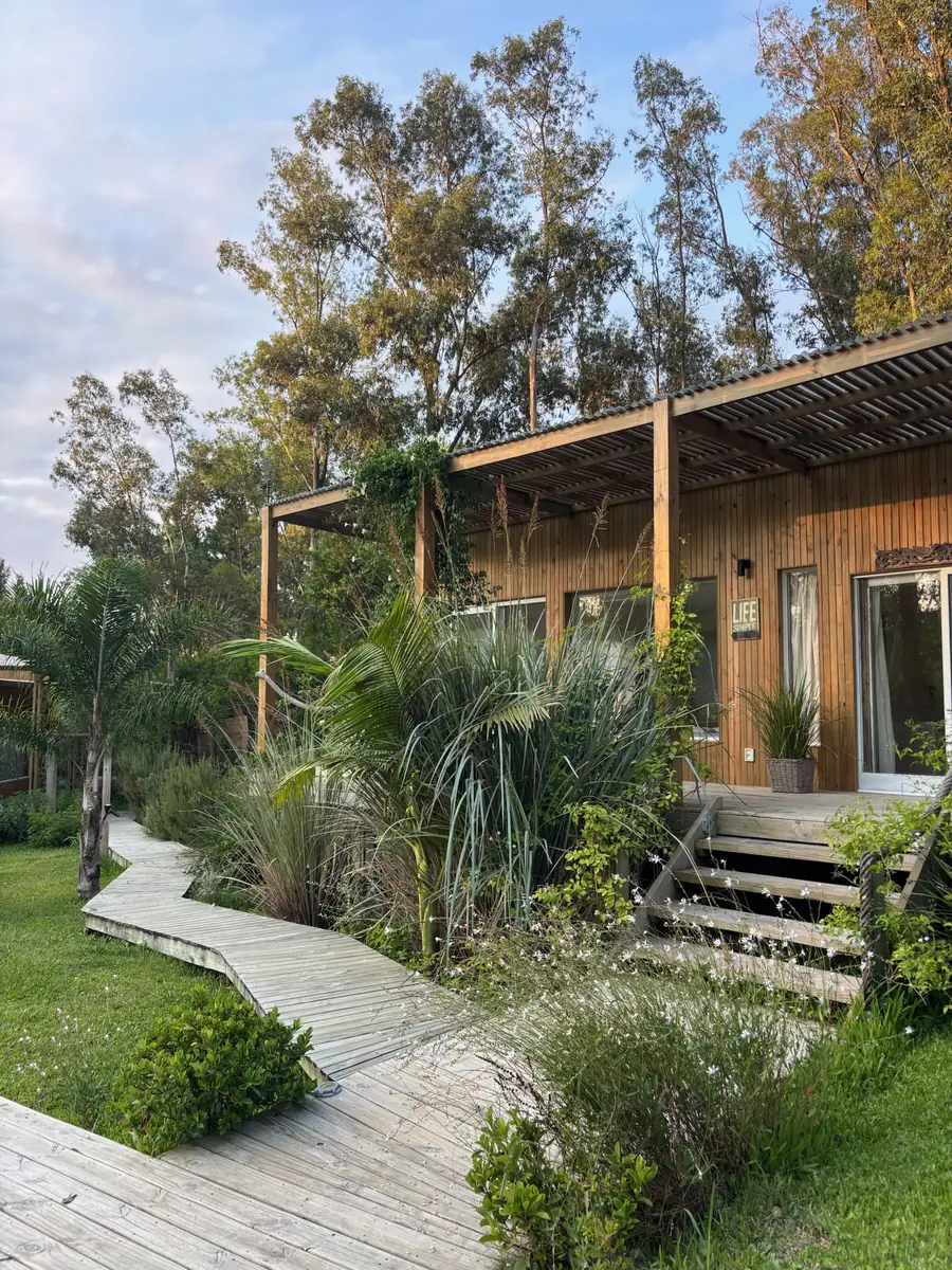 Sendero de madera que llega a una de las casas de La Madería