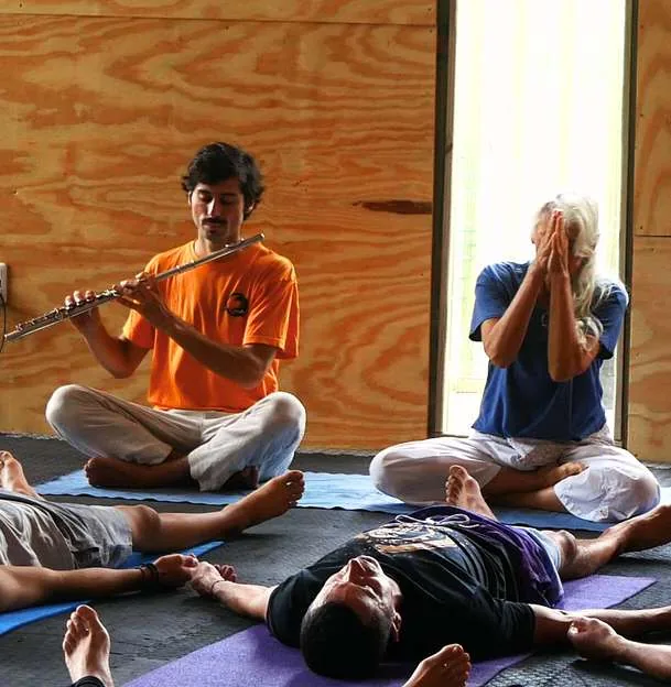 Práctica de Yin Yoga con música en vivo en el salón de madera