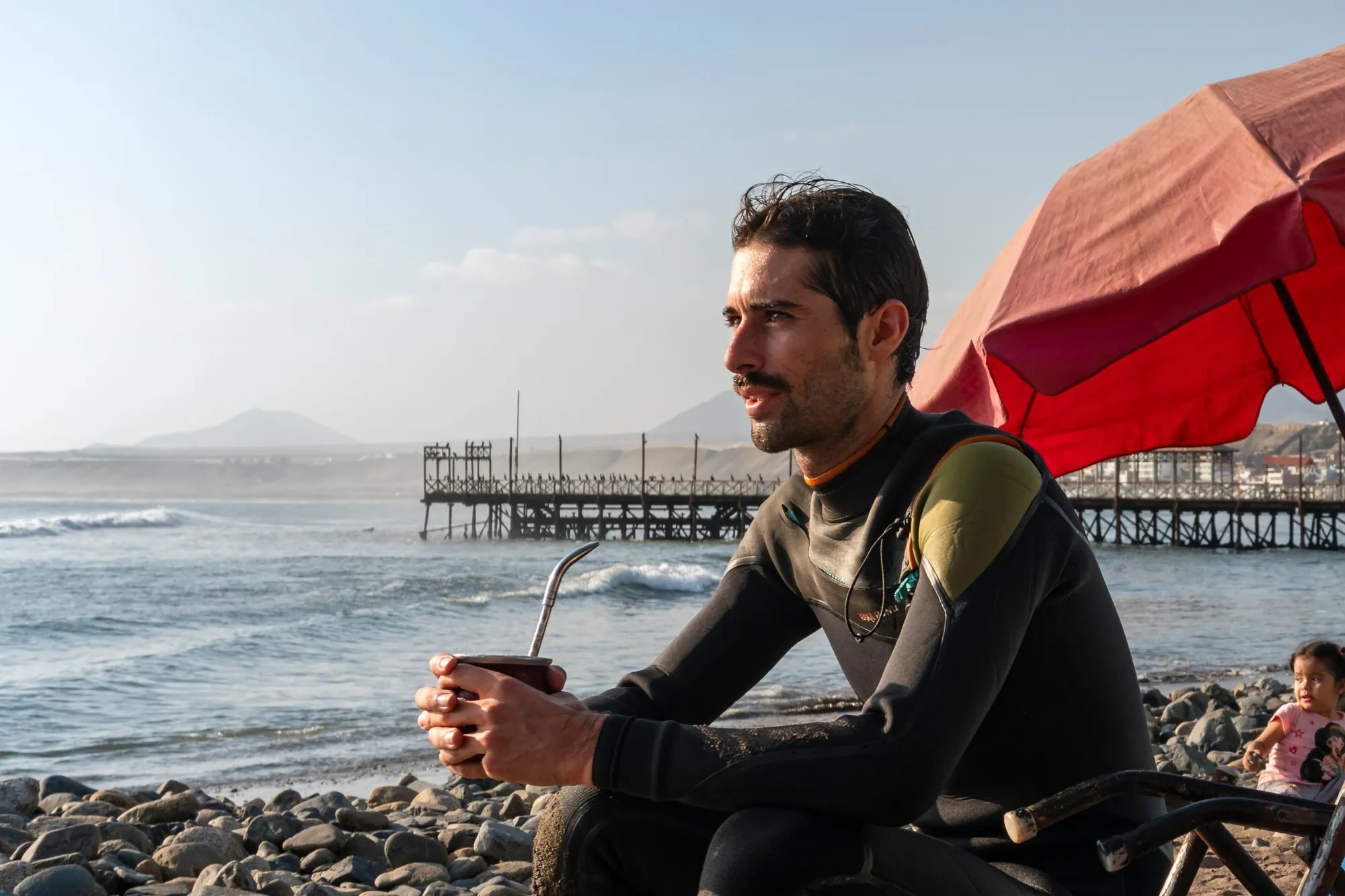 Joaquín con un mate frente al mar en Huanchaco, Perú
